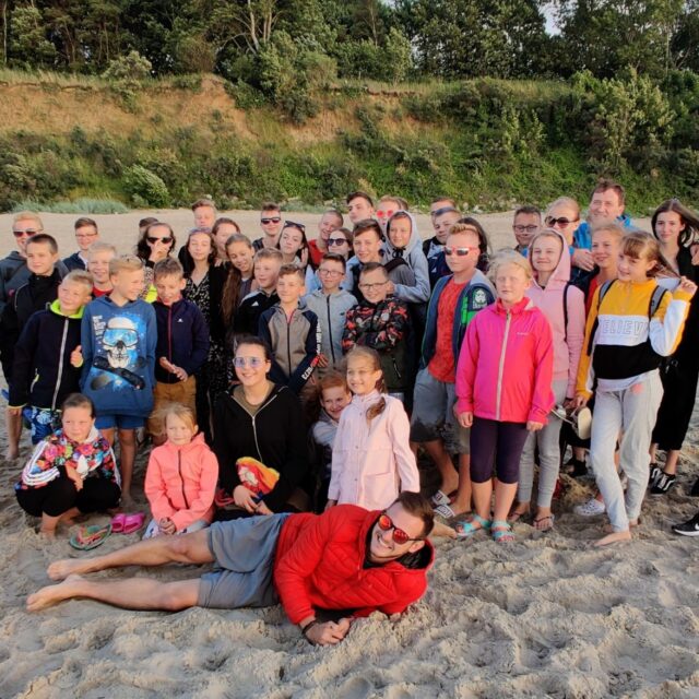Obóz w Rewalu 2019 — cała grupa z opiekunami na plaży