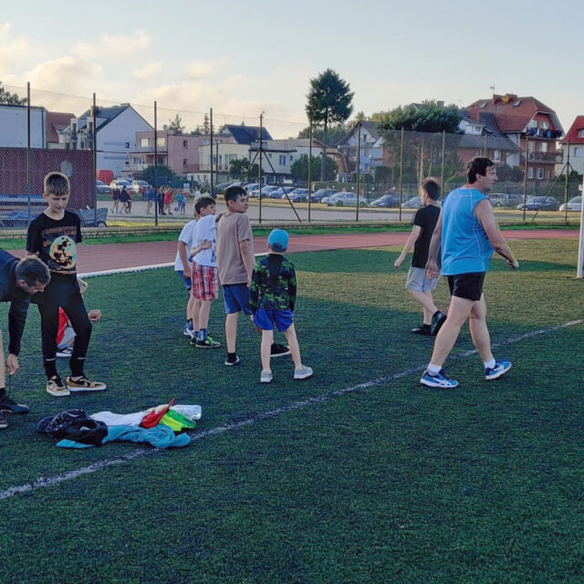 Obóz w Rewalu 2020 — trening piłki nożnej na boisku
