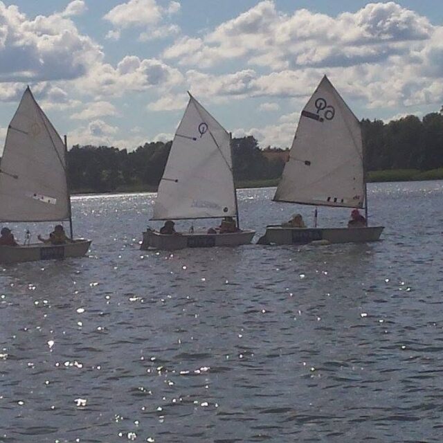 Obóz żeglarski w Lutrach 2016 — uczestnicy na łódkach Optimist