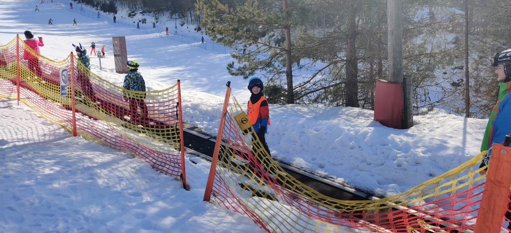 Obóz narciarski PCR Sport — nauka jazdy na wyciągu taśmowym